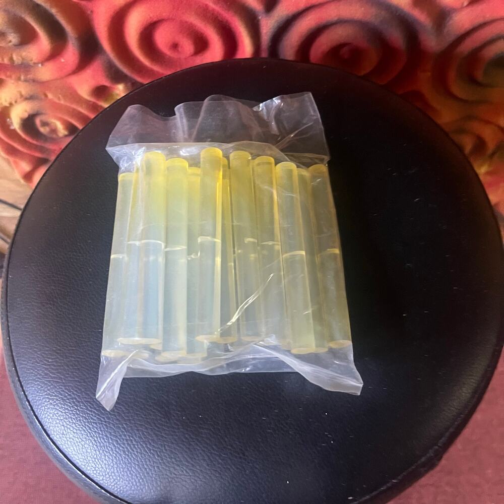 Unbranded yellow hot melt glue sticks (17)
